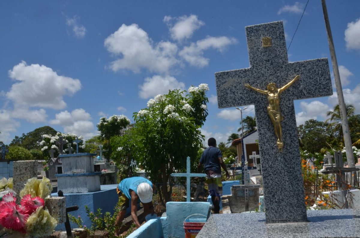 Cemitérios públicos prontos para homenagens no Dia de Finados