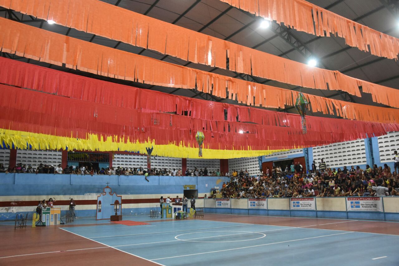 Público já ocupa ginásio de esportes de Santo Antônio do Potengi