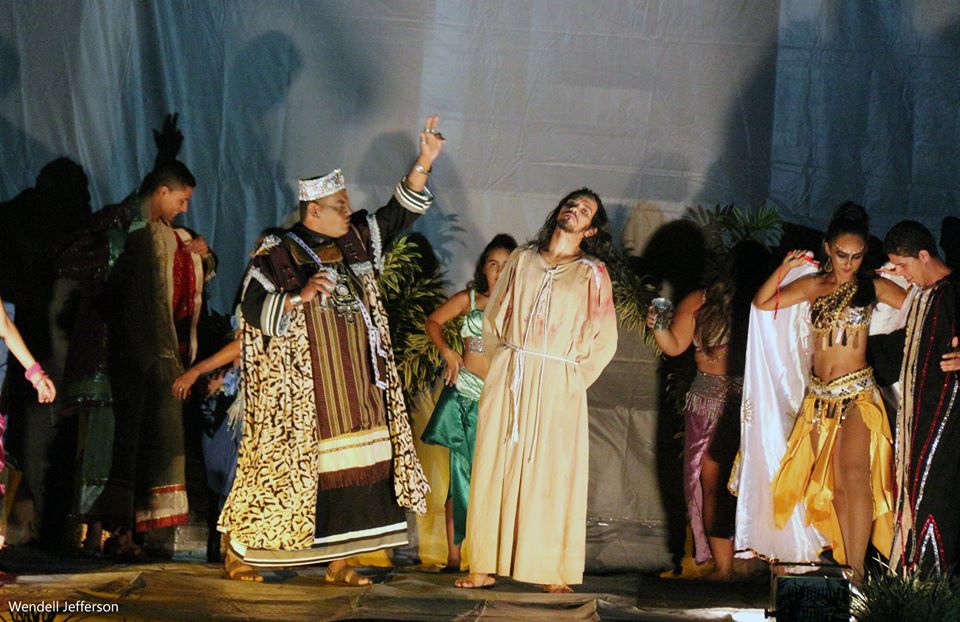 Grupos de teatro encenam espetáculo Paixão de Cristo em São Gonçalo