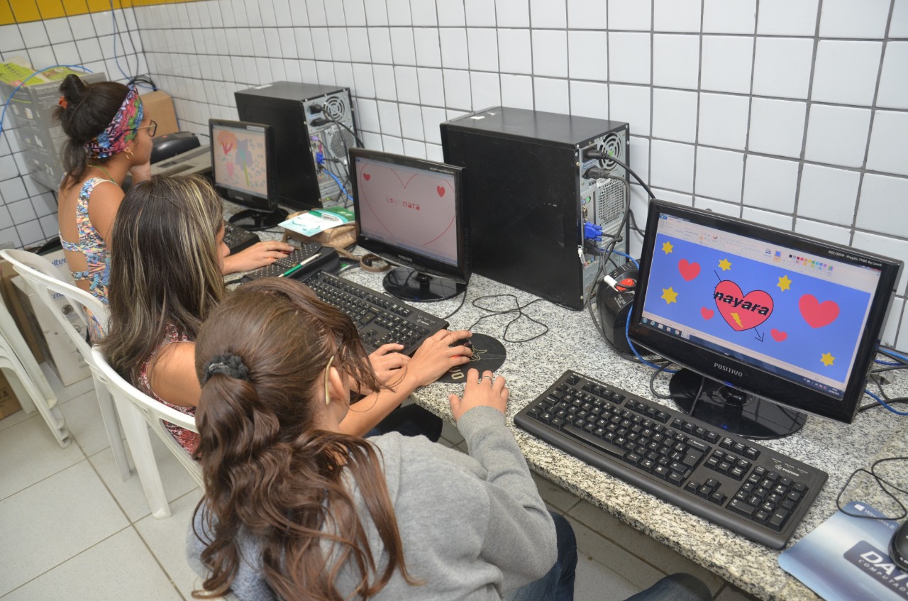 Prefeitura oferta curso de Inclusão Digital para estudantes da Escola Genésio Cabral
