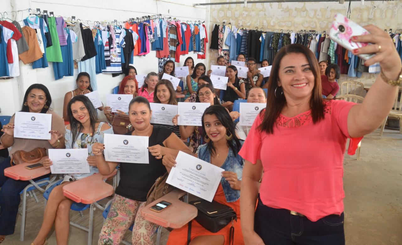 Prefeitura Municipal realiza entrega de certificados para alunos do curso de costura industrial