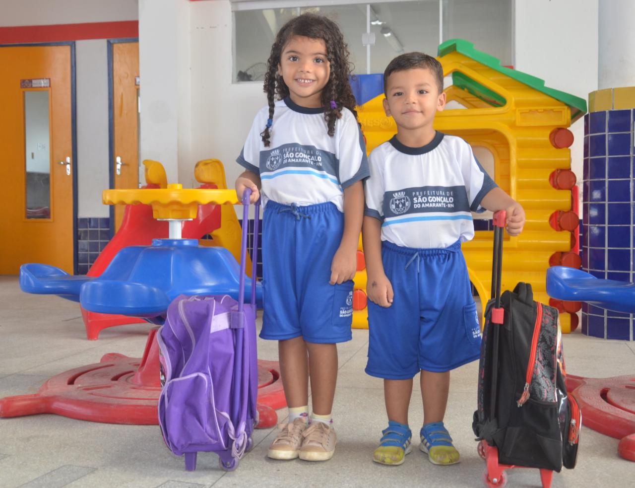 Prefeitura de São Gonçalo inicia entrega de fardamento escolar para alunos da rede municipal de ensino