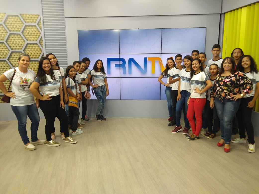Alunos da rede municipal de ensino de São Gonçalo visitam emissora de TV