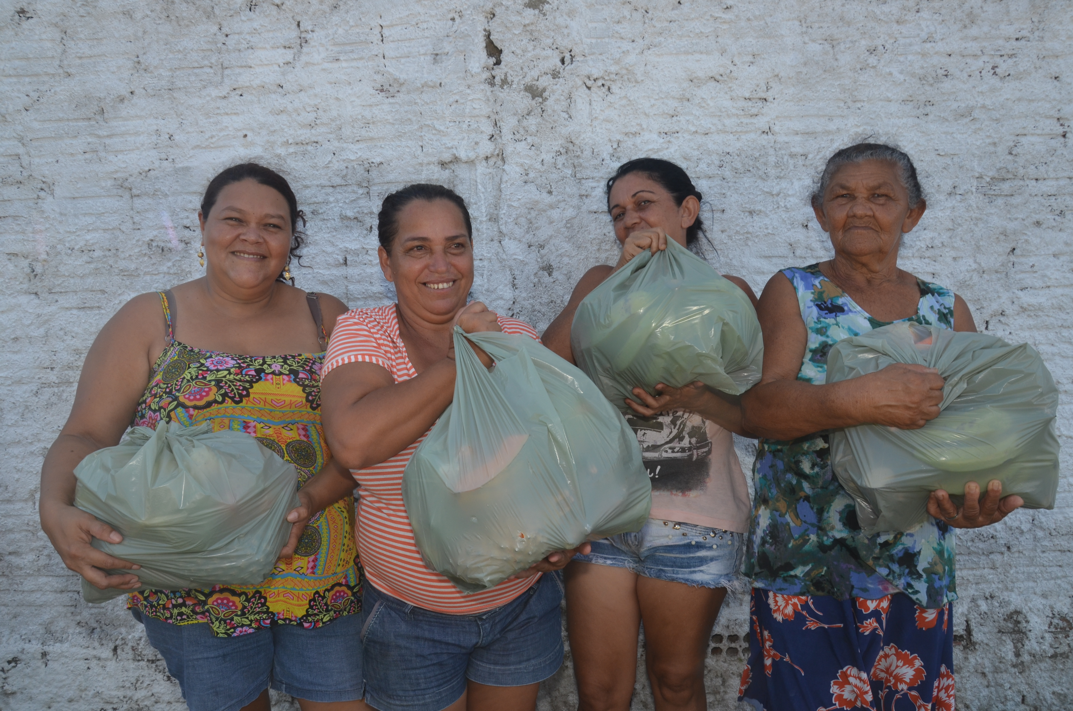 Assistência Social: Prefeitura realiza entrega de cestas de frutas para famílias do município