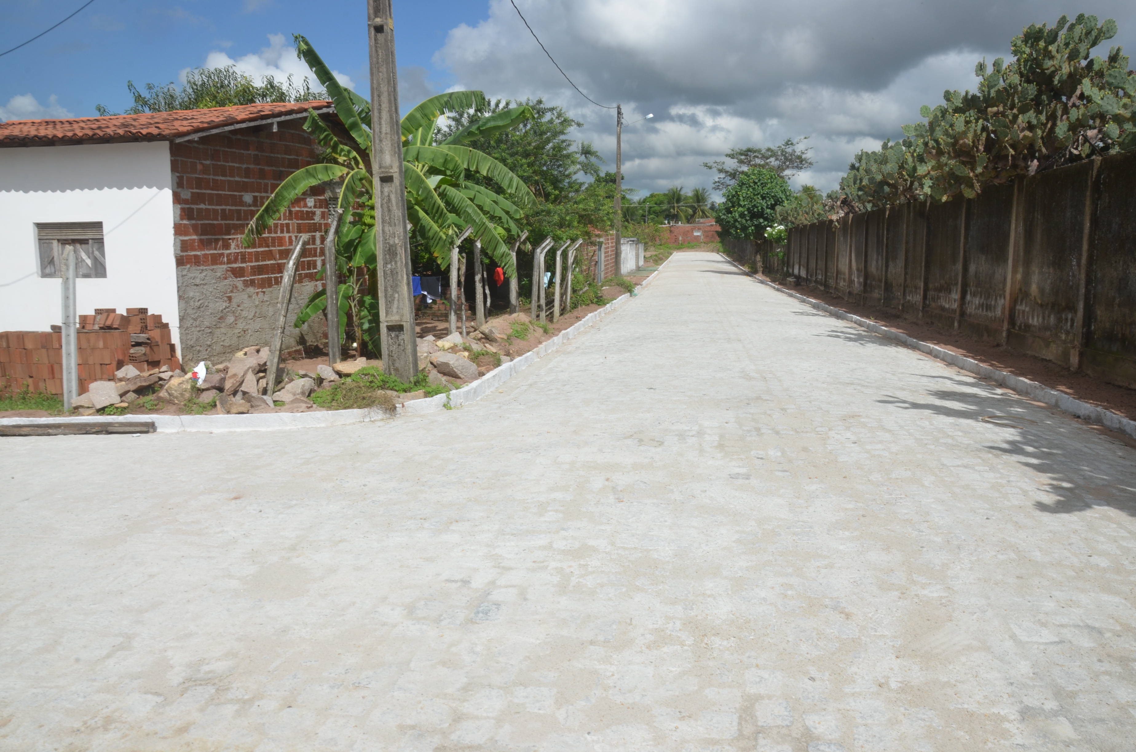 Prefeitura entrega seis vias pavimentadas em Regomoleiro