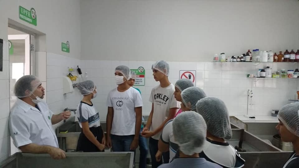 Alunos da rede municipal realizam visita técnica na Escola Agrícola de Jundiaí
