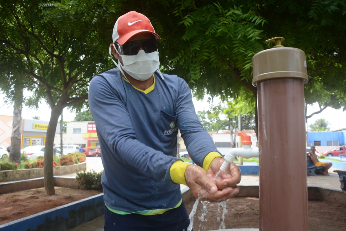 Prefeitura instala ‘pias comunitárias’ em locais públicos para higienização das mãos; kits com álcool em gel também são distribuídos