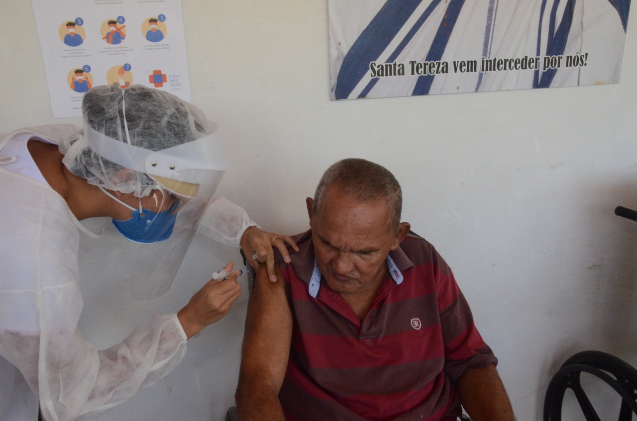 Vacina em casa: São Gonçalo inicia imunização em idosos de 85 a 89 anos na segunda (1º)