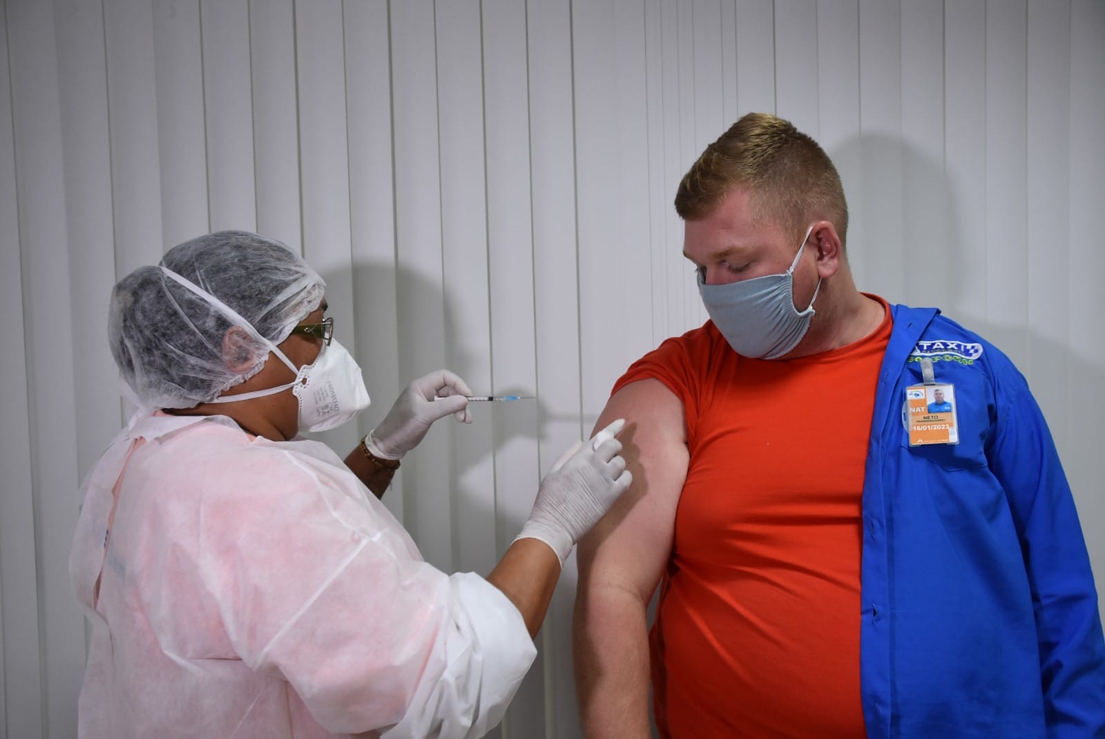 Prefeitura inicia vacinação conta covid-19 de trabalhadores do aeroporto internacional
