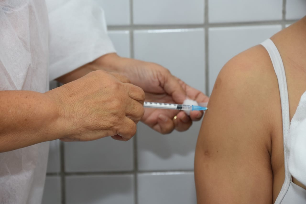 Pessoas sem comorbidades a partir de 40 anos começam a ser vacinadas contra a covid nesta quarta (16)