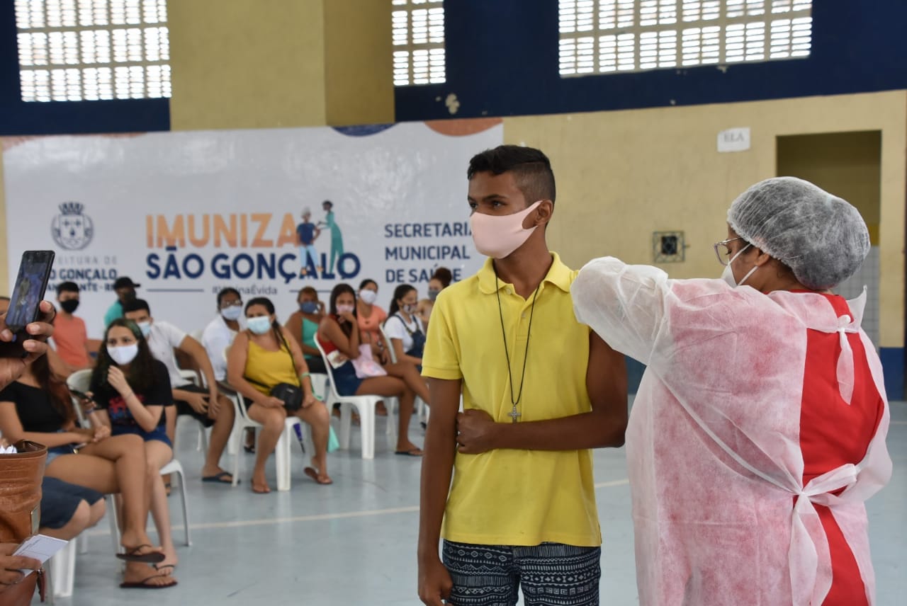 Covid: São Gonçalo já vacina adolescentes de 14 anos sem comorbidades
