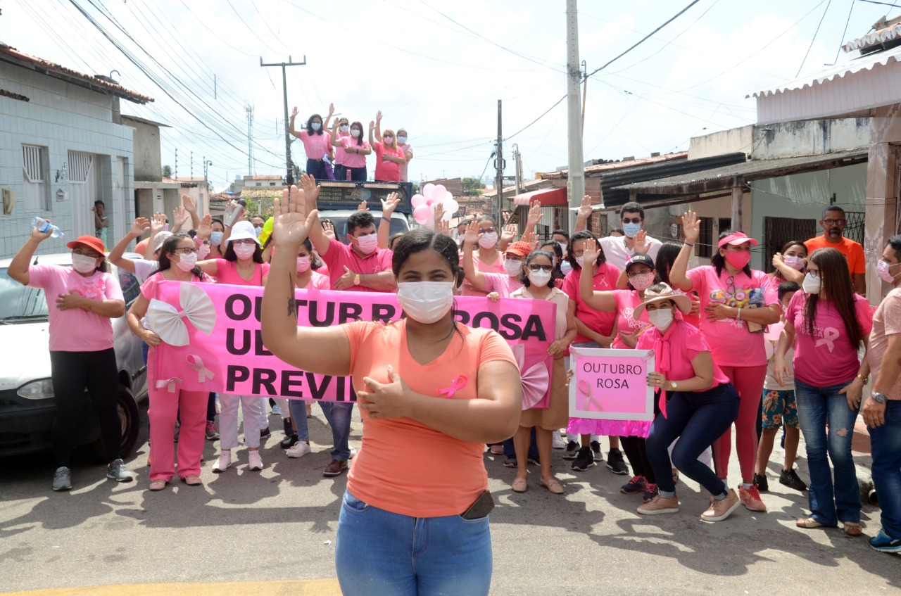 Outubro Rosa: caminhada conscientiza população sobre câncer de mama