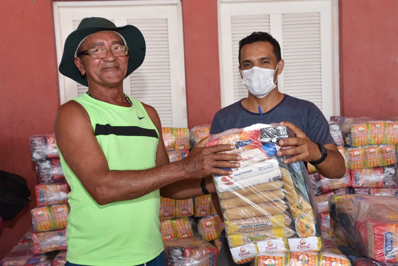 Prefeitura entrega 1300 cestas básicas para famílias inscritas no “Comida Boa”
