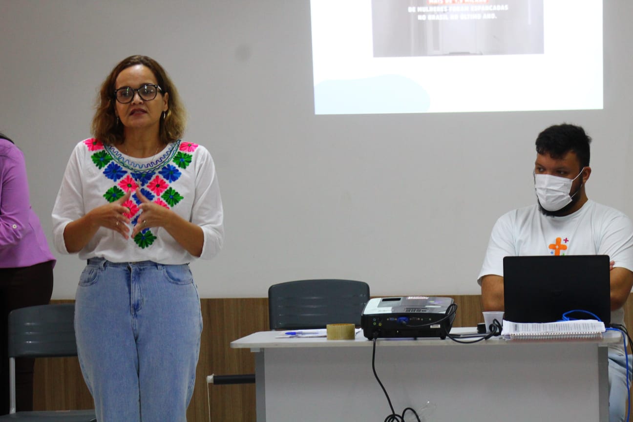 Prefeitura realiza formação para multiplicadores da campanha pelo fim da violência contra mulher