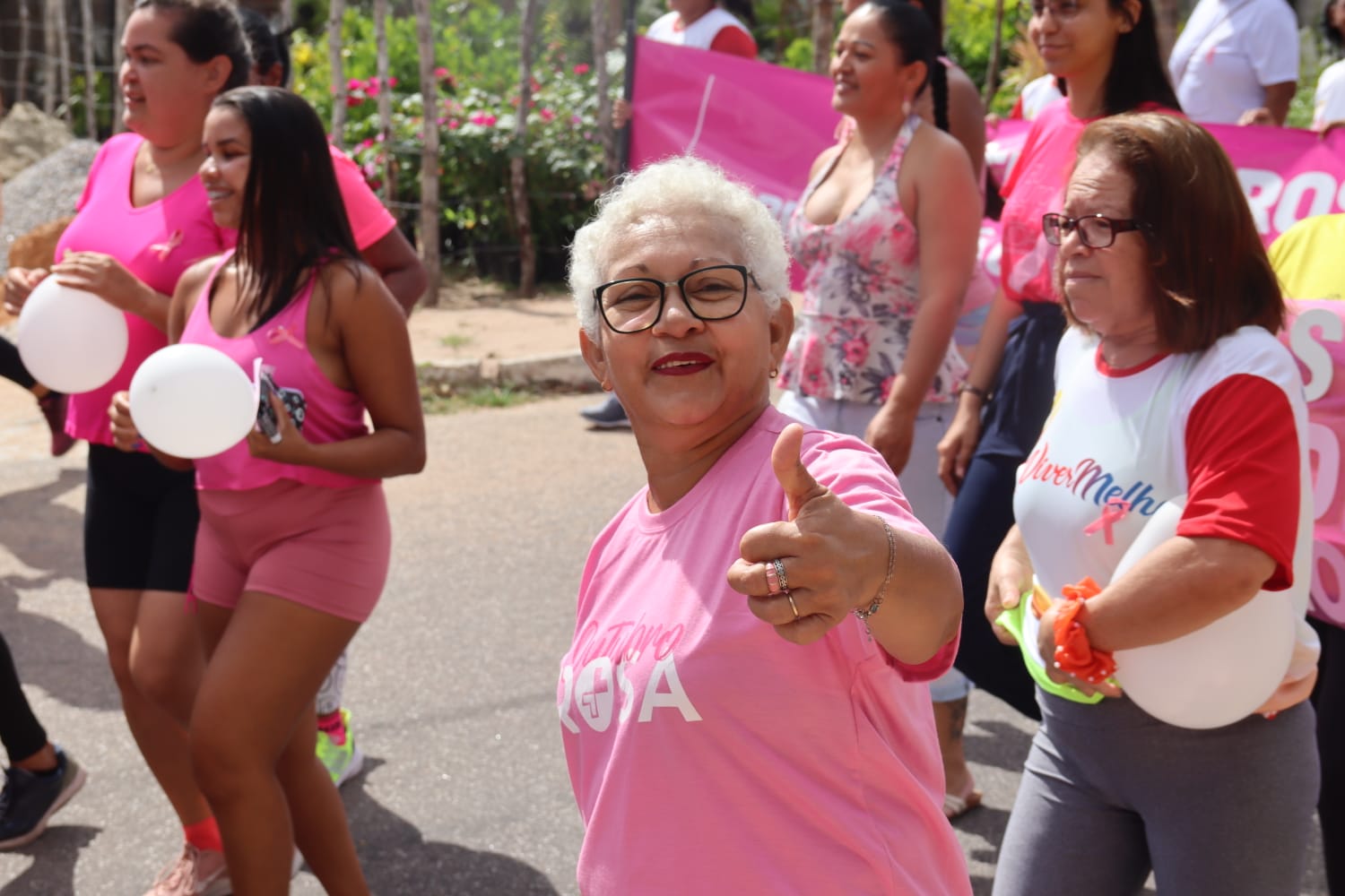 Unidades de Saúde promovem caminhada de conscientização sobre o câncer de mama