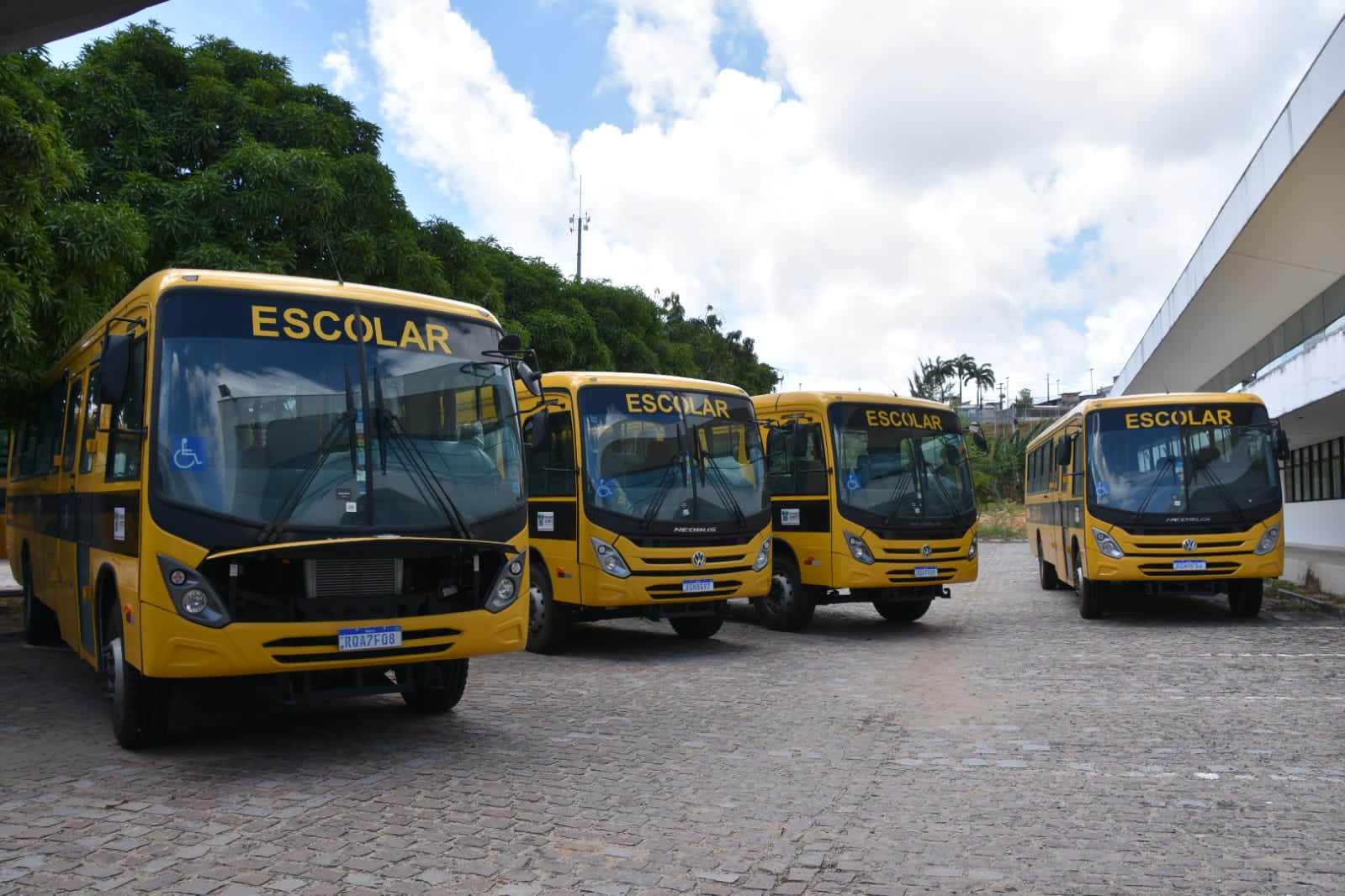 São Gonçalo recebe dois novos ônibus para compor frota do transporte escolar