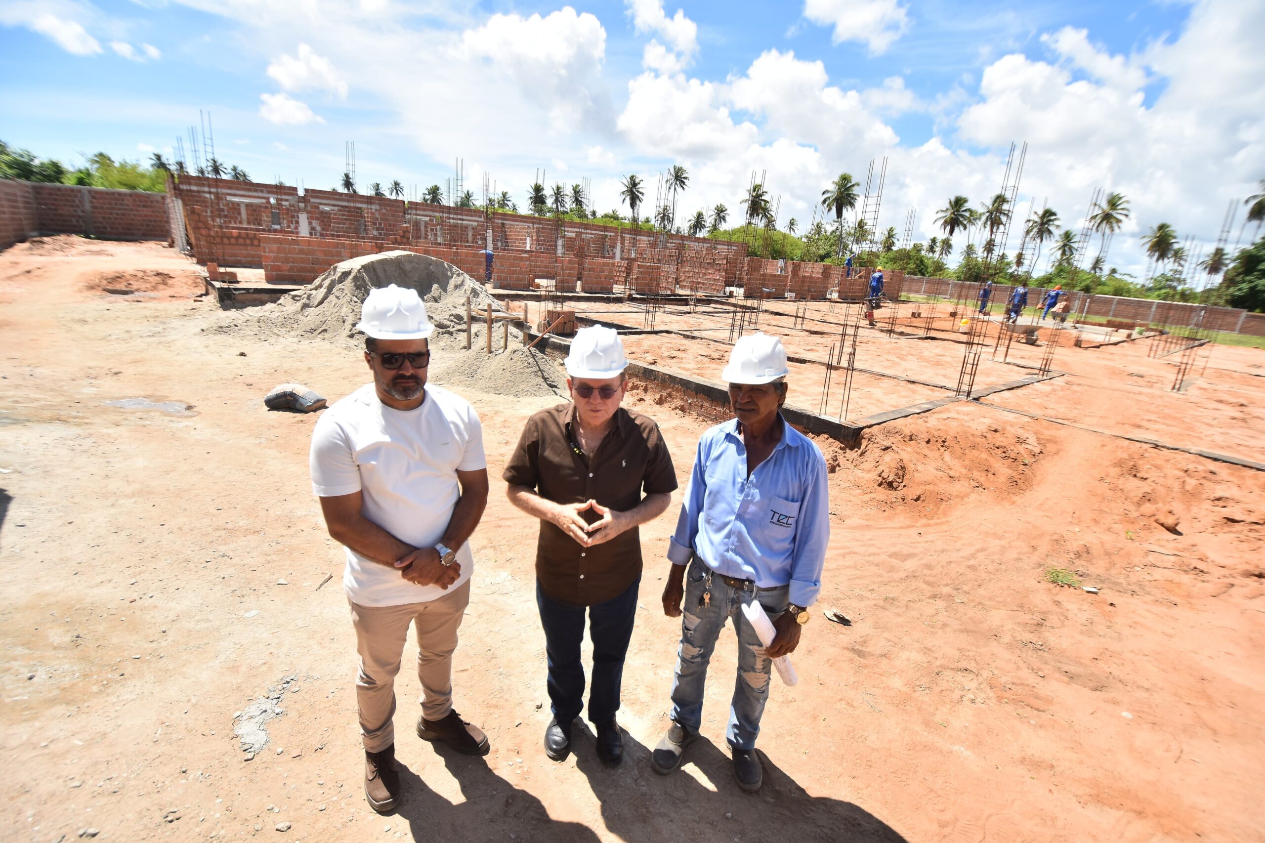 Prefeito Jaime Calado visita obras da Escola Municipal Maurício Fernandes em Regomoleiro III