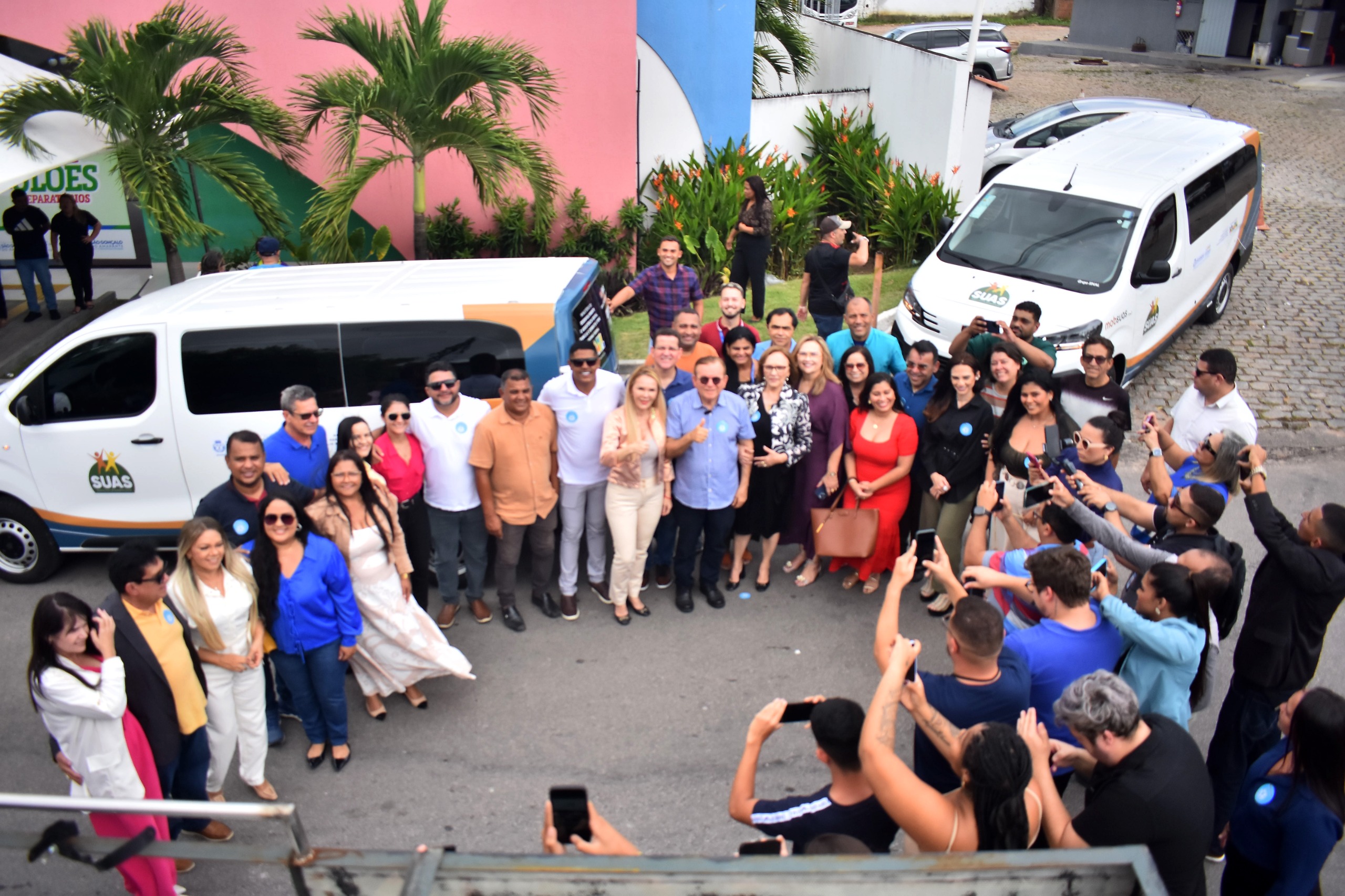 Prefeito Jaime Calado e senadora Zenaide Maia entregam vans adaptadas para ampliar a mobilidade das pessoas idosas e pessoas com deficiência